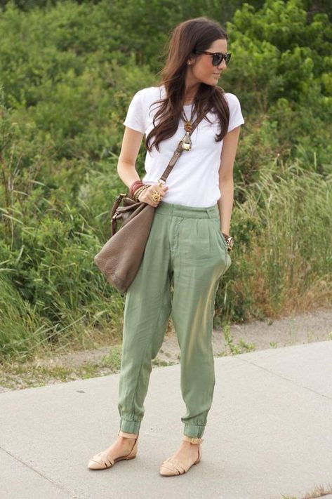 Pants and sandals Road Trip Outfit, Salwar Kamiz, Trip Outfits, Travel Outfit Summer, Green Pants, Pusheen, Mode Inspiration, Look Chic, Outfits Casuales