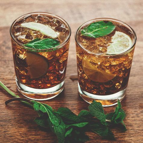 Honey Bourbon Drinks, Whiskey Mixed Drinks, Bourbon Mixed Drinks, Ginger Ale Recipe, Flavored Liquor, Honey Lemonade, Mint Julep Recipe, Honey Whiskey, Bourbon Recipes