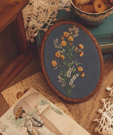 Vintage Flowers Embroidery, Vintage Floral Embroidery, Pola Sulam, 자수 디자인, Sewing Embroidery Designs, Hand Embroidery Art, Hand Embroidery Stitches, Hand Embroidery Design, Embroidery Craft