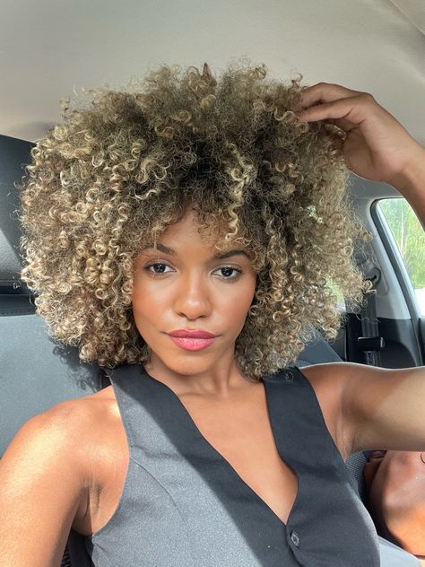 Golden Blonde On Black Women, Blonde Curly Fro, Blond Afro, Blonde Curly Hair Natural, Curly Hair Color Ideas, Blonde Locs, Curly Hair Color, Warm Blonde Hair, Blonde Afro