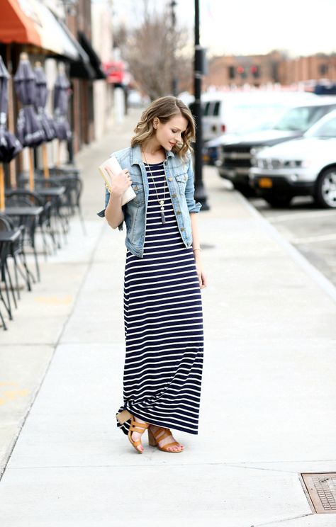 Striped Maxi Dress Black White Striped Maxi Dress Outfit, Black And White Striped Maxi Dress, Striped Maxi Dress Outfit, Stripe Dress Outfit, Kurty Pattern, Dress And Denim Jacket, Argentina Fashion, Striped Dress Outfit, Long Striped Dress