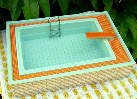 Dollhouse swimmingpool Pool Ashtray, Leisure Center, Paper Architecture, Egg Carton, Pool Hot Tub, Brickwork, Diy Dollhouse, Wreath Crafts, Dollhouse Furniture