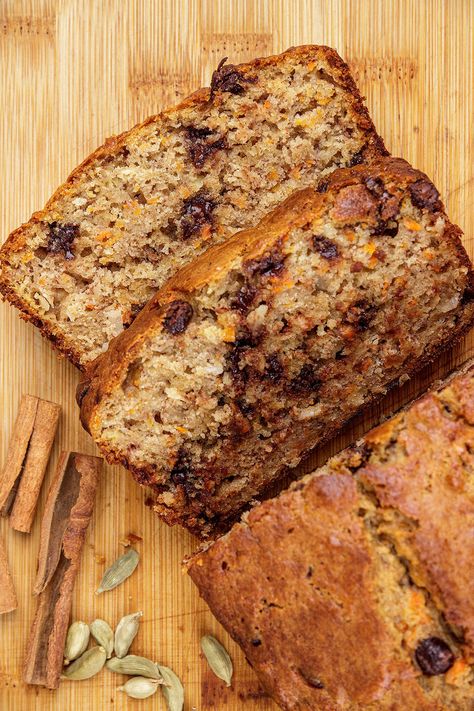 How to Make Super Moist Banana Bread Without Butter - Clove and Cumin No Butter Banana Bread, Banana Bread Without Butter, Chocolate Chunk Banana Bread, Banana Bread With Oil, Sara Moulton, Super Moist Banana Bread, Almond Coffee Cake, Sweet Banana Bread, Banana Bread Loaf