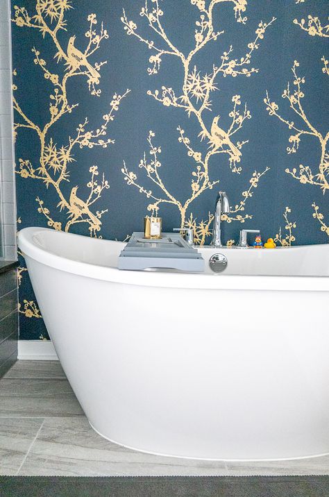 Bath Tub Wallpaper, Wallpaper Behind Freestanding Tub, Primary Bathroom Wallpaper, Bold Wallpaper Bedroom, Bold Wallpaper Bathroom, Modern Primary Bathroom, Mcm Desk, Moody Home Decor, Bold Bathroom