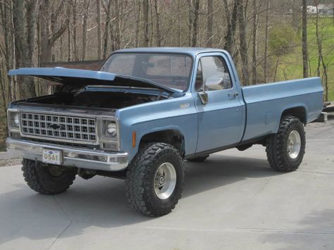 The old blue truck, it's a legend!! 1980 3/4 ton Custom Deluxe 4 Speed Chevy Square Body Chevy, 87 Chevy Truck, Lifted Chevy, Lifted Chevy Trucks, Chevy Pickup Trucks, Old Pickup, Truck Yeah, Classic Pickup Trucks, Jeep 4x4