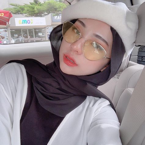 Beret With Hijab, Beret Hijab, How To Style Beret, Baret Outfit, Adira Salahudi, Topi Baret, Muslimah Style, Hijab Fashionista, Hijabi Fashion Casual