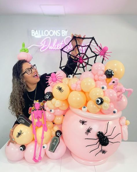 Aesthetic Halloween Party, Vintage Balloons, Halloween Balloons Decorations, Halloween Balloon, Holiday Balloons, Halloween Party Balloons, Balloon Artist, Halloween Tutorial, Halloween Backdrop