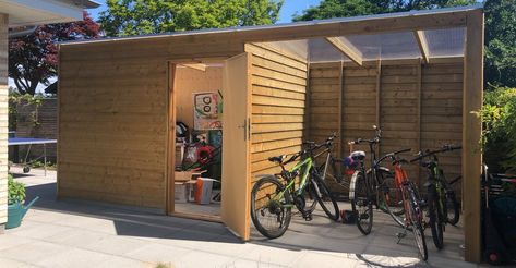 Haveskuret er godt til opbevaring, men der er mange ting, du ikke bør opbevare i dit skur. Læs, hvad du skal og ikke skal gemme i skuret. Modern Outdoor Storage, Garden Bike Storage, Yard Storage, Outdoor Garden Storage, Covered Patio Design, Backyard Storage Sheds, Farm Shed, Backyard Seating Area, Modern Shed