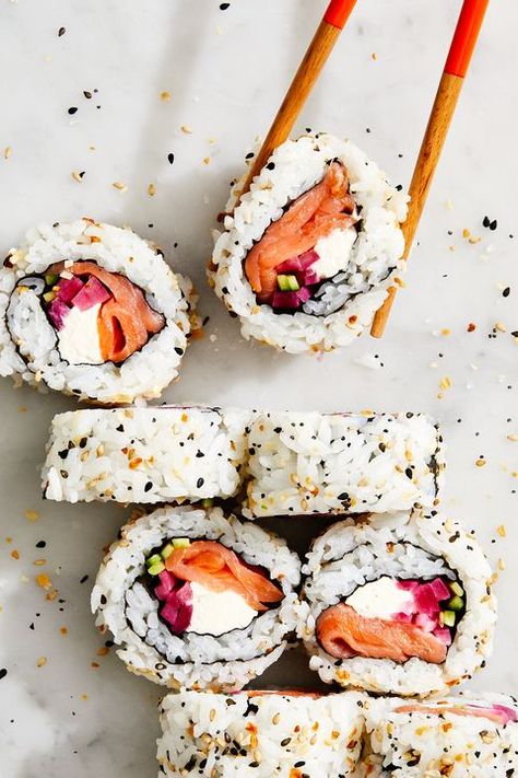 Sushi Rolls Recipes Homemade, Diy California Roll Sushi, Make At Home Sushi, Sushi Diy Easy, Homemade Tuna Sushi, Best Sushi Rice Recipe, No Seaweed Sushi Rolls, Home Sushi Rolls, At Home Sushi Rolls