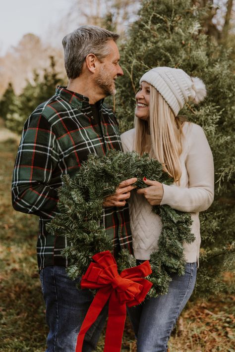 Christmas Photo Shoots Family, Green And Tan Christmas Pictures, Christmas Tree Farm Holiday Photos, Christmas Farm Mini Session, Woods Christmas Photoshoot, Woodsy Christmas Photoshoot, Christmas Mini Sessions Tree Farm, Field Christmas Pictures, Hallmark Christmas Photoshoot