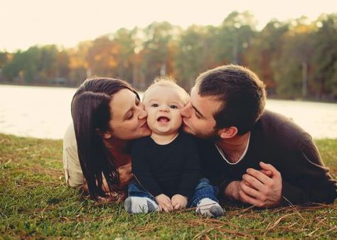 39 family photography Shooting Photo Famille, Baby Family Pictures, Cute Family Photos, Family Photos With Baby, Baby Fotografie, Family Picture Poses, Family Photo Pose, Photography Poses Family, Fall Family Pictures