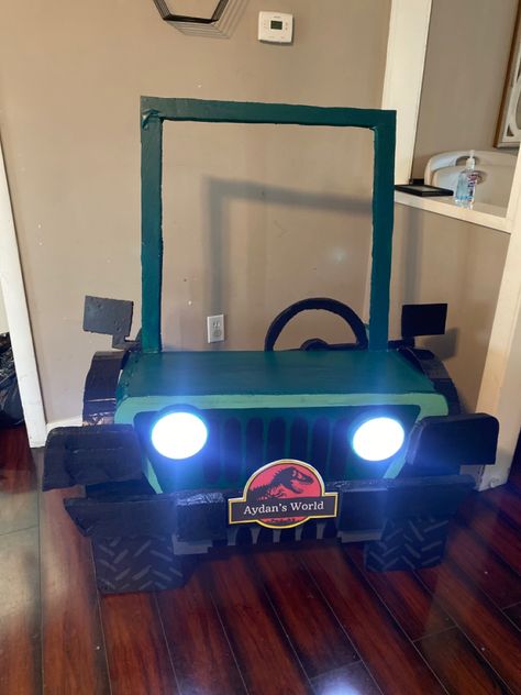 Jeep Photo Booth Jurassic World Entrance Diy, Jurassic Park Party Entrance, Jurassic World Diy Decorations, Jurassic Park Photo Booth, Jurassic Park Diy Decorations, Jurassic Park Party Decorations Diy, Jurassic Park Jeep Cardboard, Jurassic Park Party Decor, Jurrasic World Birthday Party Ideas Diy