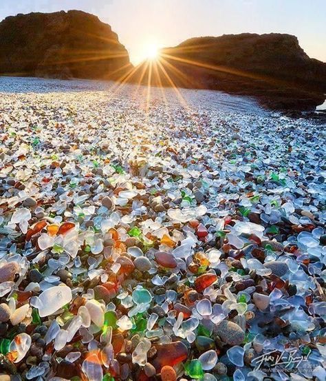 Glass Beach, Fort Bragg, California #travel #USA. Ive been here! So cool,it really looks like this! Glass Beach California, Fort Bragg California, Matka Natura, Glass Beach, Sea Glass Beach, Fort Bragg, Halong Bay, Sunset Beach, Alam Yang Indah