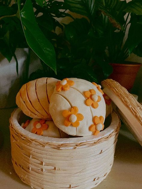 Aesthetic Conchas Pan, Flower Conchas Bread, Pan Dulce Cupcakes, Pan Dulce Bouquet, Pan Dulce Aesthetic, Cute Conchas, Mexican Bakery Aesthetic, Pan Dulce Cookies, Conchas Aesthetic