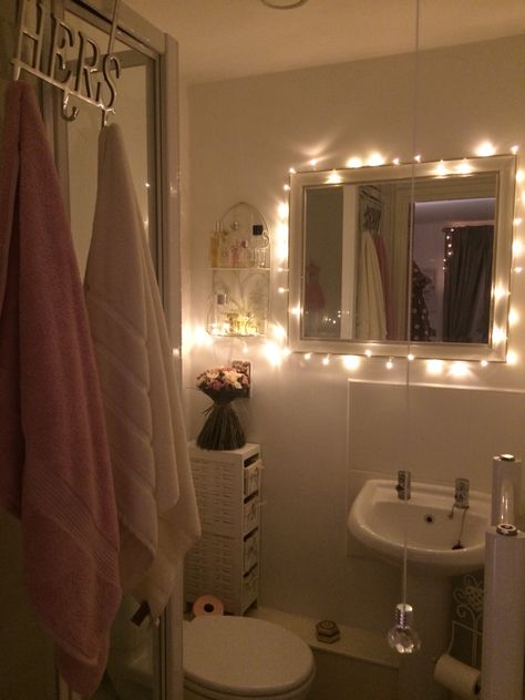 Small en suite bathroom with fairy lights Bathroom Decor Fairy Lights, Pink Bathroom Ideas Aesthetic, Fairy Lights Bathroom Ideas, Bathroom Inspo Decoration, Bathroom Ideas Small Aesthetic, Mauve Restroom Ideas, En Suite Decor Ideas, En Suite Bathroom Decor, Teenage Bathroom Aesthetic