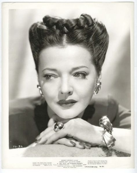 Sylvia Sydney, 1940s Hairstyles Short, Sylvia Sidney, Blonde Wedding Hair, Hollywood Jewelry, 1940s Jewelry, Side Bun Hairstyles, Norma Shearer, 1940s Hairstyles