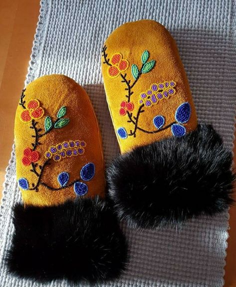 Beaded mittens Sewing Mittens, Fur Mittens Pattern, Beading Indigenous, Beaded Mittens, Indigenous Beading, Indigenous Beadwork, Beaded Gloves, Beaded Moccasins, Beaded Flowers Patterns