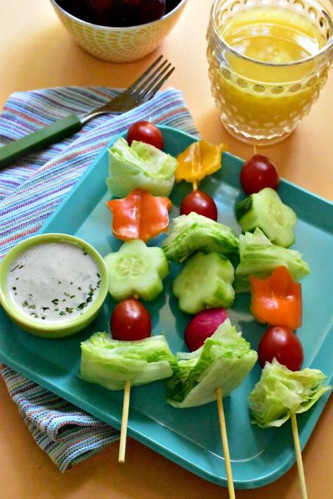 Salad on a stick: A fun way to serve the kiddos their daily serving of veggies! Vegetable On Stick, Salad On A Stick, Veggie Skewers Raw, Vegetarian Party Appetizers, Feta Bites, Vegetarian Party, Vegetarian Party Food, Unique Salad, Veggie Skewers