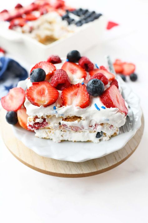 Easy Berry Icebox Cake Berry Ice Box Cake, Berry Icebox Cake, Box Cake Recipe, Cream Jello, Jello Cookies, Persnickety Plates, Cake Recipes Uk, Cookies Fruit, Ice Box Cake