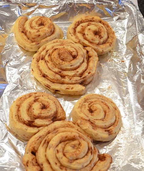 Mickey Mouse Cinnamon Rolls, Mickey Mouse Shaped Food, Disneyland Recipes, Disney Breakfast, Disney Baking, Disney Themed Food, Savoury Breakfast, Disney Night, Disney Foods