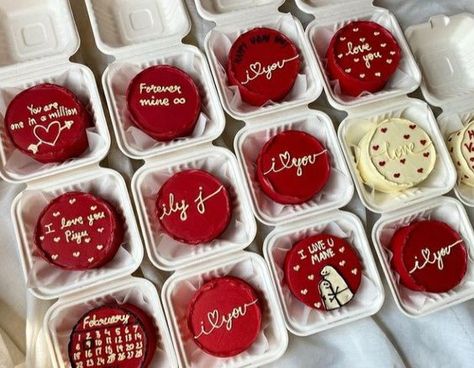 Bento Cake Design For Valentines Day, Valentine’s Day Bento Box Cake, Mini Cakes For Valentines Day, Valentine's Day Pastries, Bento Cake Design Valentines, Valentines Day Bento Cake Ideas, Valentines Day Lunchbox Cake, Bento Cake For Valentines Day, Bento Valentines Cake