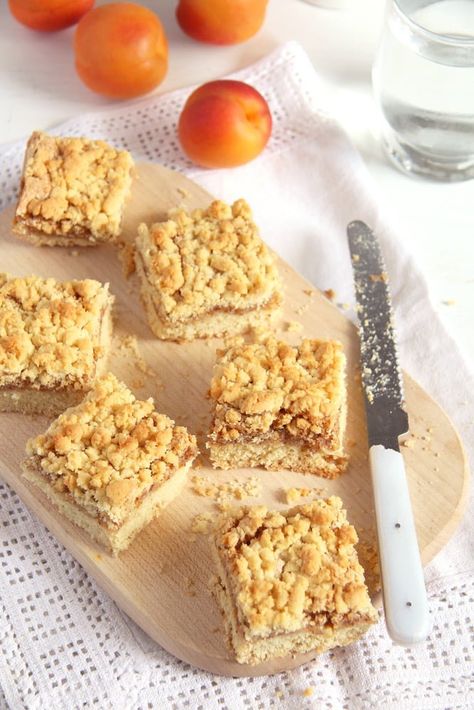 Apricot Jam Tart Recipes, Apricot Crumble, Jam Cake Recipe, Cake Crumble, Crumble Cake Recipe, Traybake Cake, Easy Tart Recipes, Apricot Jam Recipes, Jam Cake