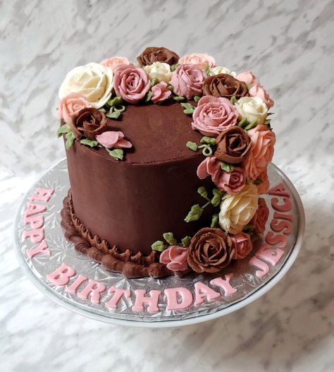 Chocolate Cake Floral Decoration, Chocolate Floral Cake Design, Chocolate Cake With Roses, Chocolate Birthday Cake With Flowers, Chocolate Floral Cake, Chocolate Flower Cake, Chocolate Cake Designs Birthday Women, Chocolate Birthday Cake Ideas For Women, Unique Chocolate Cake Design