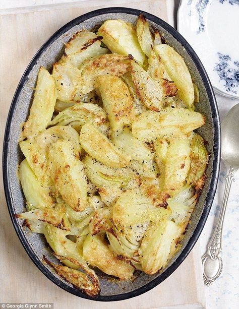 Roasted fennel, onion and potato with Parmesan topping Roast Fennel, Fennel Potato, Onion Gratin, Mary Berry Cooks, Fennel Fronds, Fennel Pasta, Fennel Recipes, Pudding Chia, Roasted Fennel