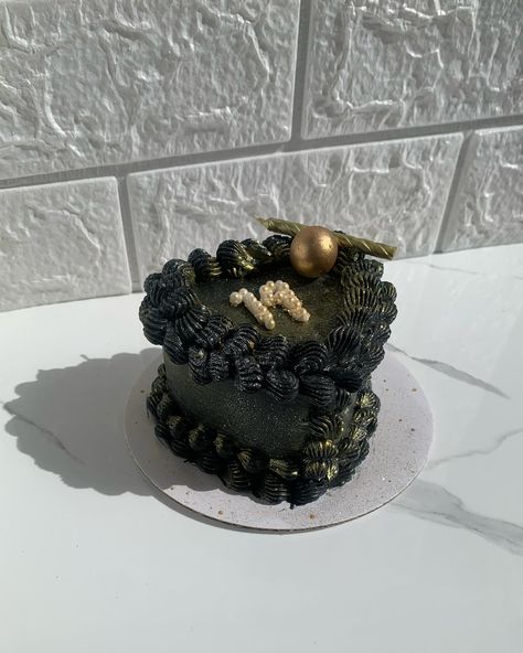 Black and Gold Bento Cake💛 Black And Gold Bento Cake, Black Bento Cake, Bento Cake, 24th Birthday, Birthday Photoshoot, Baby Cake, Photoshoot Ideas, Black And Gold, Cake