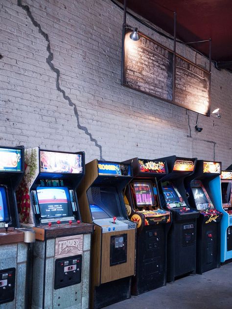 Arcade cabinets in Brooklyn's Barcade. I wonder if my robotron high score is still up on the board? Man Cave Arcade, Bar Deco, Arcade Bar, Arcade Retro, Arcade Room, Bloc Party, Batman Arkham Origins, Arcade Video Games, Arcade Game Room