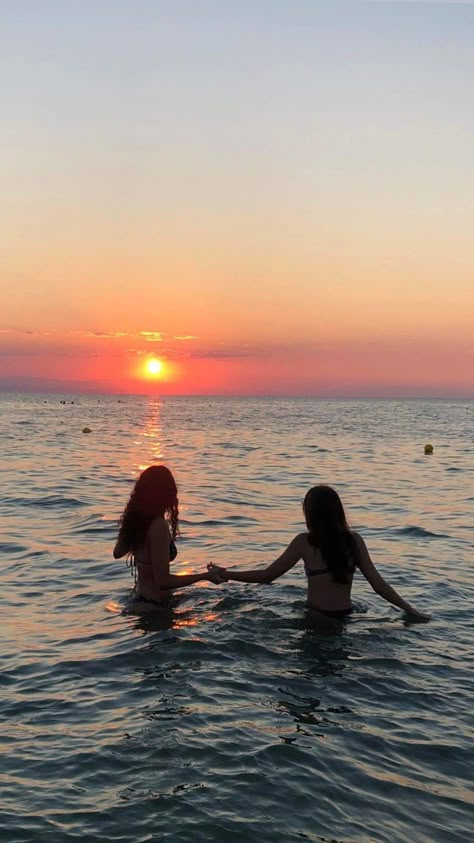 Cute Sunset Photos With Friends, Sunset Beach Photos Friends, Aesthetic Beach Trip With Friends, Sunset Lake Pictures With Friends, Sunrise Beach Aesthetic Friends, Night Swimming, Summer Picture Poses, Photo Walk, Best Friends Shoot