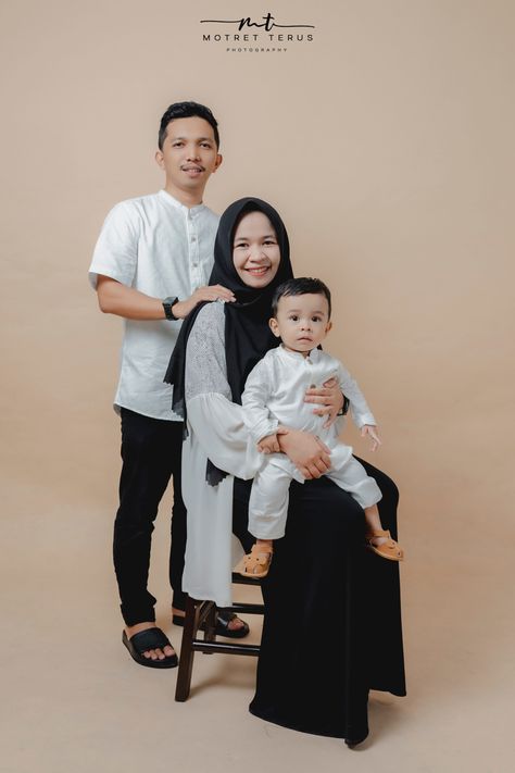 Family Photo Studio, Family Potrait, Group Picture Poses, Photography Wallpapers, Family Photoshoot Outfits, Studio Poses, Group Picture, Photo Family, Foto Baby