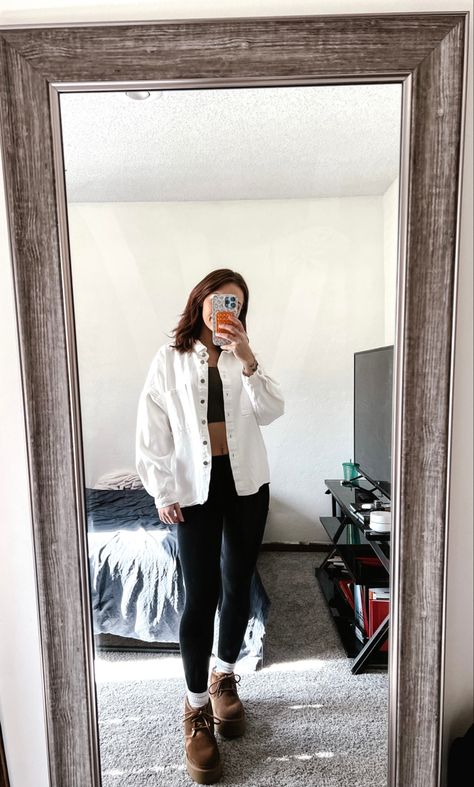 White Shacket Outfit, White Shacket, White Jacket Outfit, Ugg Boots Women, Outfit Ugg, Shacket Outfit, Work Fits, Uggs Outfit, Winter Work