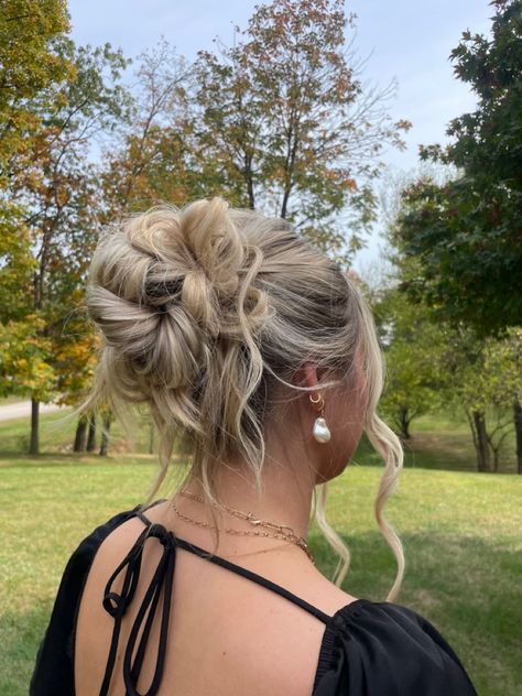 Western Hoco Hairstyles, Hoco Bun Updos, Messy Bun Formal Updo, Prom Updos For Medium Length Hair, Prom Updos With Braids, Mid Length Hairstyles Prom, Mid Bun Hairstyles Wedding, Prom Hair High Bun, Hair Ideas For Prom Updos