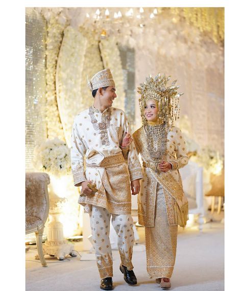 SEWA BAJU ADAT RIAU MELAYU RIAU DI JAKARTA SEWA BAJU RIAU HUB. 085211711318 Melayu Wedding Dress, Adat Melayu, Melayu Wedding, Bride 2023, Muslim Wedding Gown, Baju Kahwin, Indonesian Wedding, Modern Kebaya, Kebaya Dress