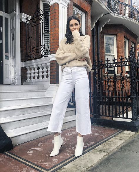 White Culottes Outfit, White Booties Outfit, Culotte Outfit, Mode Dope, White Culottes, Culottes Outfit, White Wide Leg Jeans, White Boots Outfit, White Flared Jeans