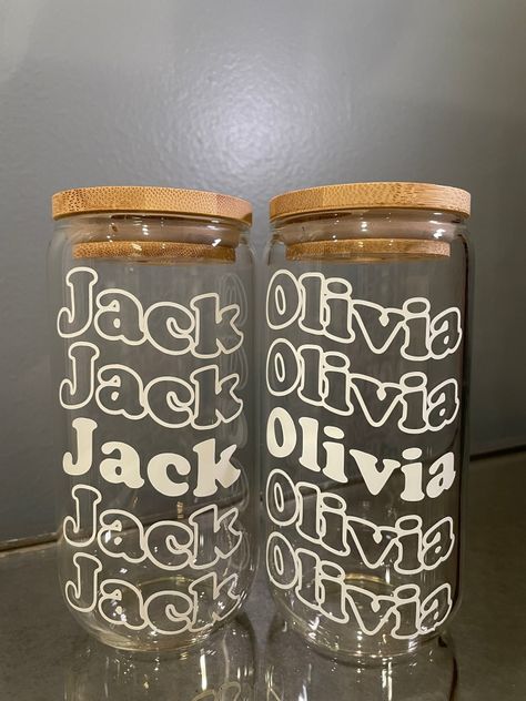 Glass cups with wavy name, easy and fun vinyl project for wedding or birthday gifts Cricut Personalized Cups, Name Cups Vinyl, Glass Cups With Vinyl Names, Name On Cup Vinyl, Personalized Beer Can Glasses, Glass Mugs With Vinyl Name, Beer Glass Cups, Kids Cups, Glass Cups