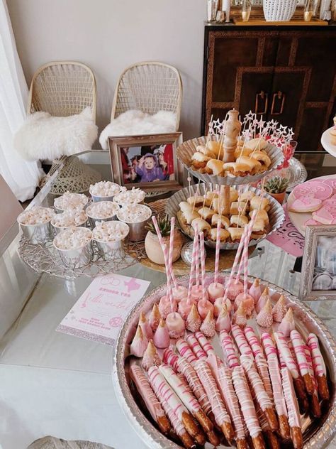 Pink Party Decorations Graduation, Graduation Party Ideas Decorations Aesthetic, Pink Themed Birthday Party Food, Grad Party Food Display, Cute Grad Party Outfits, Pink High School Graduation Party, Cowgirl Theme Party Food, Pink Floral Graduation Party Decor, Pink Graduation Party Ideas Decorations