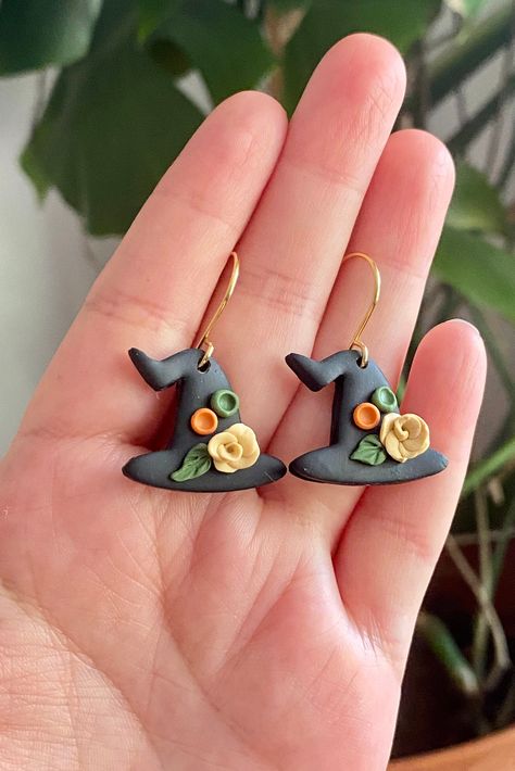 Halloween Earing Ideas, Polymer Clay Jewelry Halloween, Polymer Clay Ghost Earrings Tutorial, Polymer Clay Witch Hat Earrings, Polymer Clay Fall, Polymer Clay Cauldron Earrings, Halloween Jewellery, Halloween Jewelry Diy, Alternative Earrings