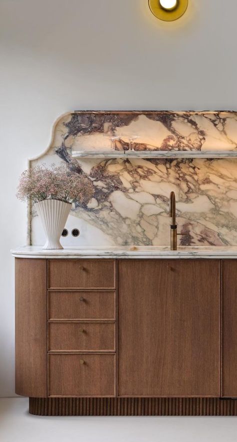 Natural Stone Countertops Kitchen, Pink Marble Kitchen, Contemporary Kitchen Design Luxury, Modern Glam Kitchen, Art Deco Kitchen Ideas, Stone Kitchen Backsplash, Demonstration Kitchen, Rich Kitchen, Brass Vanity