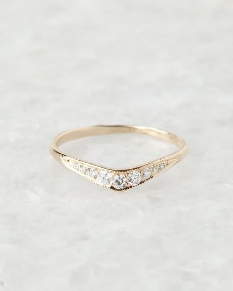 Delicate Aesthetic, Hippie Bride, Gold Band Wedding Ring, Stunning Diamond Rings, Cute Engagement Rings, Future Engagement Rings, Custom Wedding Band, Diamond Rings Design, Dream Engagement Rings