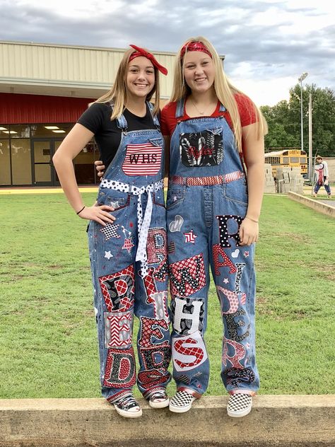 Spirit Overalls. I had so much fun  making these last year. Bellbottoms Outfits Summer, School Spirit Overalls Ideas, Homecoming Overalls Ideas, Overall Homecoming Ideas, Homecoming Overalls, Spirit Overalls, Painted Overalls, Mums Homecoming Senior, Homecoming Mums Senior