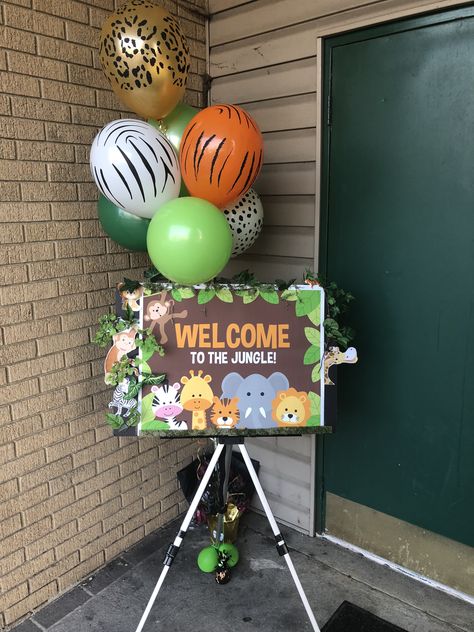 Setting the scene from outside. Wild One Birthday Party Boys Table, Jungle Party Table Decor, Jungle Theme Baby Shower Ideas For Boys, Zoo Party Decorations, Jungle Theme 1st Birthday Party, First Birthday Jungle Theme, Jungle Theme Baby Shower Ideas, Birthday Entrance, Tropisk Fest