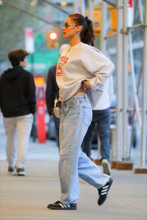 Looks Adidas, Adidas Samba Outfit, Samba Outfit, Models Off Duty Style, Bella Hadid Outfits, Bella Hadid Style, Hadid Style, Adidas Outfit, Looks Street Style