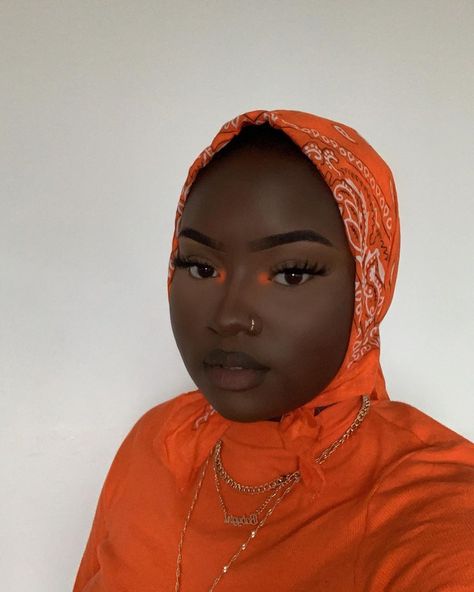 Orange Inner Corner Makeup, Orange Eyeshadow Looks, Dark Skin Makeup Tutorial, Orange Color Combinations, Orange Eye Makeup, Orange Eyeshadow, Orange Lipstick, Peach Eyeshadow, Orange Makeup