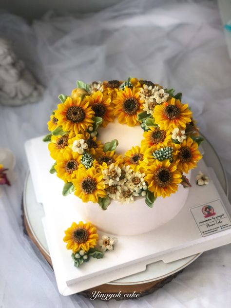 Summer Flower Cake Ideas, Cow Cake With Sunflowers, Frosting Sunflowers, Sunflower Buttercream Cake, Wedding Cake Sunflower, Buttercream Icing Techniques, Sunflower Birthday Cakes, Buttercream Flowers Tutorial, Sunflower Cake