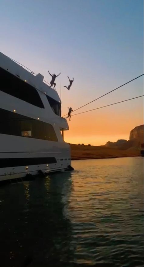 Lake Powell Aesthetic, Tubing On The Lake, Powell Lake, Yacht House, Lake Powell Houseboat, Boat Vibes, Lake Powell Arizona, Jordan Aesthetic, Lake Powell Utah