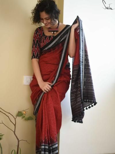 Sambalpuri Blouse Designs Latest, Sambalpuri Saree Blouse Design, Irkal Saree, Saree Outfits, Ikat Blouse Designs, Saree Outfit, Aari Blouses, Saree Stills, Sambalpuri Saree