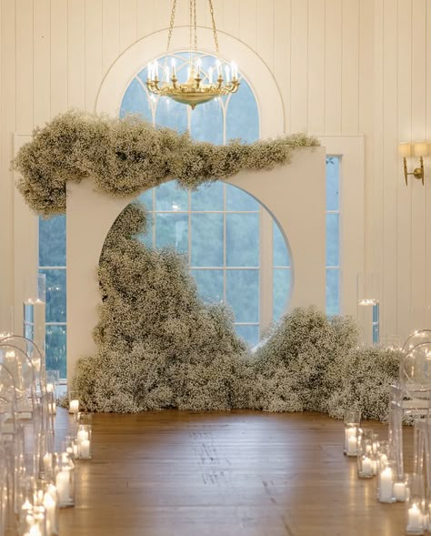 Flower Wedding Ceremony Backdrop, Gypsophila Decoration, Wedding Focal Point, Baroque Wedding Decor, Unique Wedding Alter Ideas, Wedding Stage Flowers, All White Wedding Centerpieces, Wedding Flower Installations, Unique Ceremony Backdrop