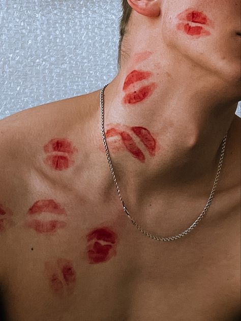 Couple Lipstick Mark, Hickies Neck, Ja I Ty, Lipstick Mark, Lipstick Kiss, Fashion Fails, Cute Relationship Photos, Cute Couple Poses, Boyfriend Goals